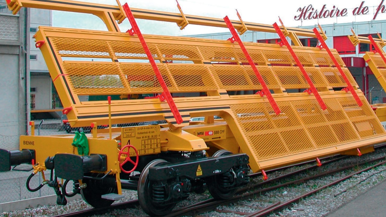 Illustration 1: livraison des deux premiers wagons de transport pour appareils de voie en juin 1999 chez Matisa.